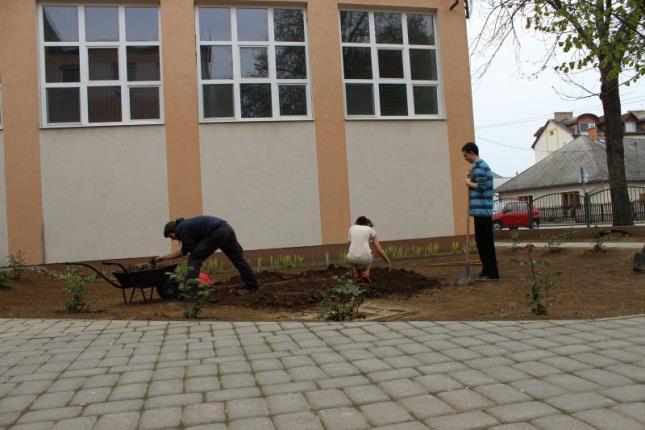 gereblyéztünk, kapáltunk és