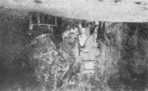 23. kép. Az aggteleki bejárat előtere a két emléktáblával. (Lendvay Károly felvétele.) Amíg a barlangnak csak egy nyílása volt, teljes bejárása nem volt könnyű feladat.