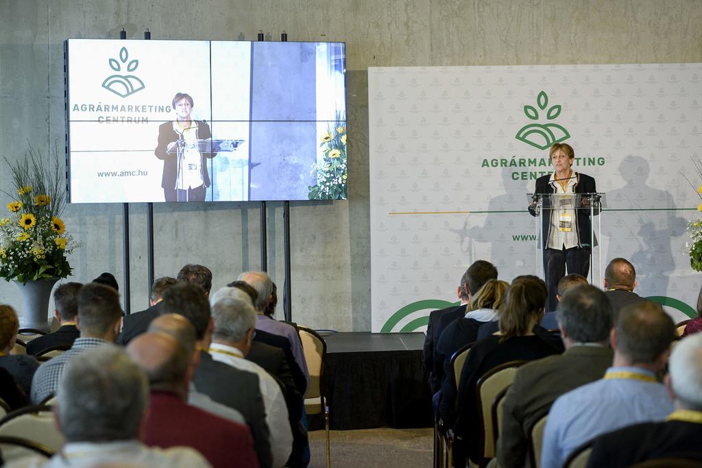 A konferencián előadást tartott Menczel Lászlóné, a Vágóállat és Hús Szakmaközi Szervezet (VHT) titkára, aki elmondta: Magyarország európai uniós csatlakozása negatívan érintette a sertéságazatot.