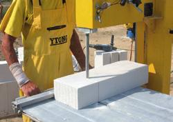 Az Ytong elemeket előkevert (normál) mész-cement kötőanyagú habarcsokkal falazhatjuk.