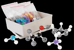 Különböző színű tömör műanyag gömbök, melyek különböző számú lyukakat tartalmaznak.