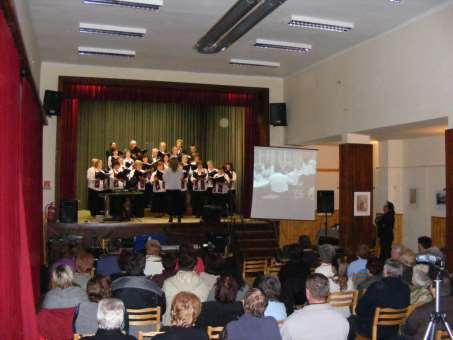 A koncert kettős célt szolgált, egyrészt rendkívüli ráhangolódást jelentett a közelgő ünnepekre,