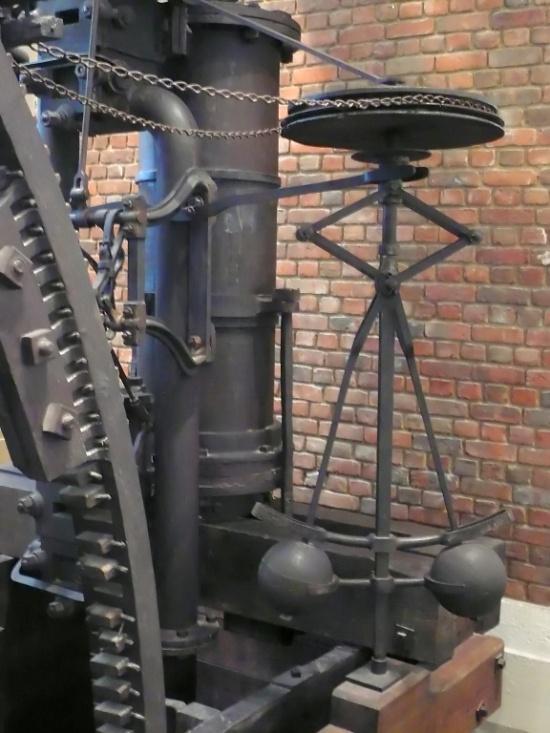 Egyik első műszaki szabályozó: a centrifugális regulátor James Watt és Matthew Boulton regulátora (1788) Gőzgép fordulatszámát közel állandóan tartja széles terhelés-tartományban.