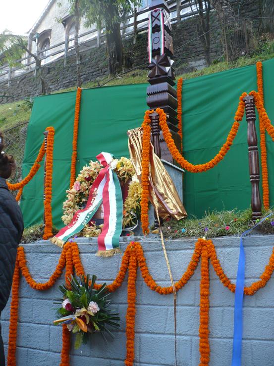 Történt még egy Csomakőrösről érkezett csodálatos kopjafa-állítás is, Darjeeling főteréről induló sétány legelején, nagy