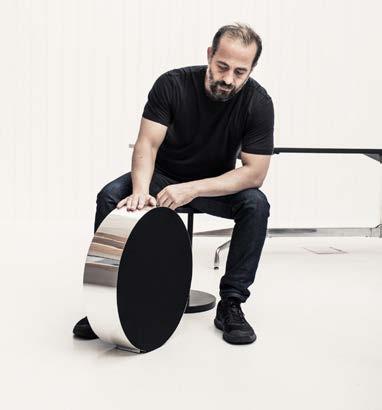 Michael Anastassiades dizájner Bang & Olufsen Beosound Edge hangszóróval. Forrás: bang-olufsen.