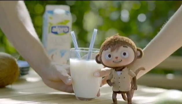 5.7. Alpro tej - elfogadható A reklámban szívószál látható, azonban nem eldobható, hanem környezetkímélő, papír szívószál látható, így