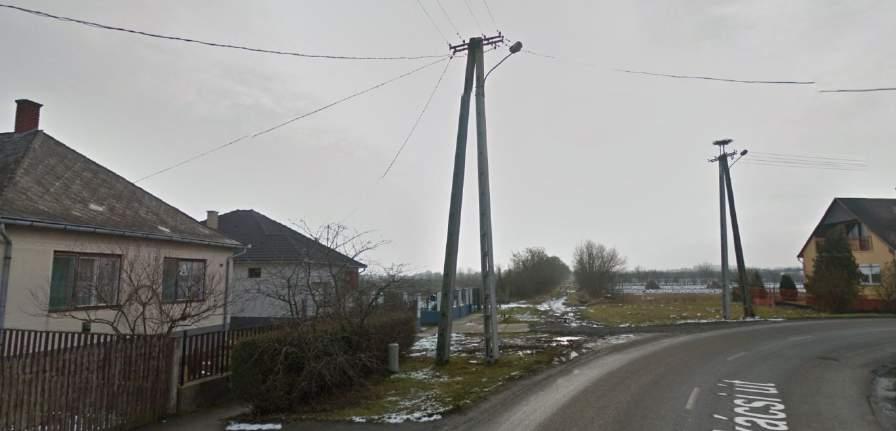 A tömb belseje meglévő úttal feltárt, de építés céljára még nem hasznosított terület (jellemzően mezőgazdasági növénytermesztés folyik a területen).