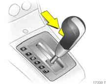 A P állásból való elkapcsoláshoz kapcsolja be a gyújtást, nyomja le a fékpedált, és nyomja meg a fokozatválasztó karon lévõ gombot.
