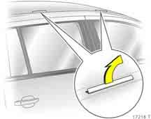 Vezetés, üzemeltetés 217 Tetõcsomagtartó 3 Biztonsági okokból és a tetõ sérülésének elkerülése érdekében javasoljuk, hogy gépkocsijához csak az Opel által jóváhagyott tetõcsomagtartót
