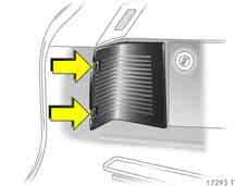 Hibaelhárítás, autóápolás 263 10. Helyezze vissza a foglalatot a lámpatestbe, hogy a fül és a csapszeg rögzüljön a vágatokban.