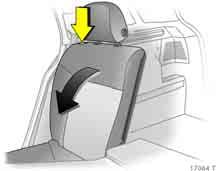 A hátsó középsõ ülés hárompontos biztonsági öve csak akkor húzható ki a feszítõszerkezetbõl, ha a háttámla megfelelõen rögzítve van.