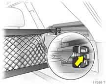 78 Ülések, utastér Változtatható térelválasztó háló Az adapterek beillesztéséhez a vezetõsínbe: hajtsa fel a rögzítõt, illessze az adaptert a felsõ és alsó hornyokba, majd állítsa a hálót a kívánt
