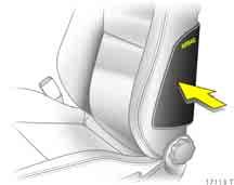 Ülések, utastér 91 Oldallégzsák 3 Az oldallégzsákrendszer az elsõ ülések háttámláiban lévõ egy-egy légzsákból áll. A légzsákokat az AIRBAG feliratról lehet felismerni.