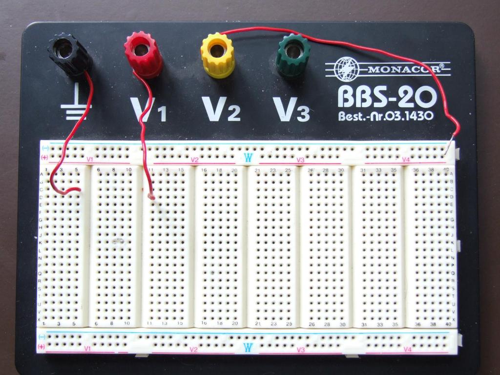 Dugaszolós próbapanel (breadboard) 5-5 furat tartozik egy vezetősávba, de függőlegesen nincsenek