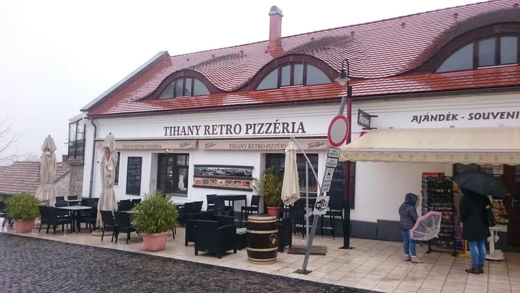 Cél: A cél a tihanyi Retro Pizzéria. A pizzéria Tihany központjában, a Kossuth Lajos utcából nyíló, Mádl Ferenc téren található. GPS koordináták: 46.913342, 17.888122 14.