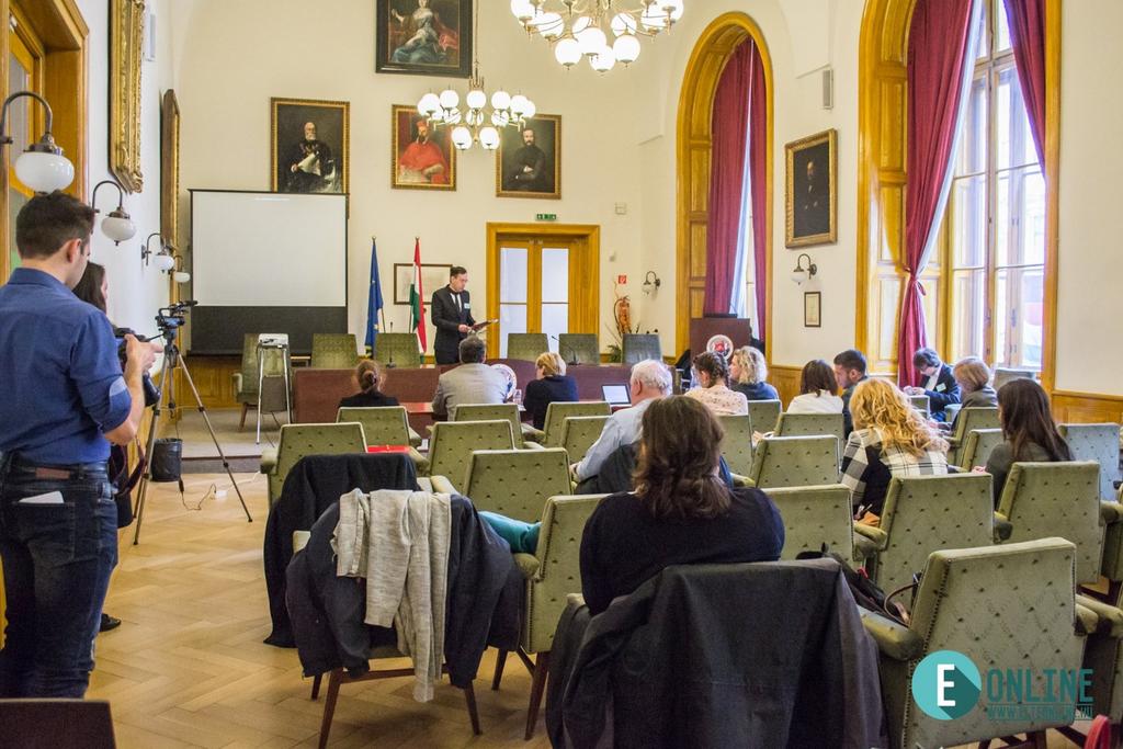 Mind a regionális fordulóban, mind a Kárpát-medencei döntő alatt szakmai előadásokat szerveztünk a felkészítő tanároknak, kísérőknek. A regionális versenyen dr.