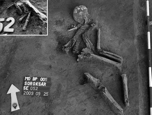 6. kép: Másodlagos pozícióban nyugvó csontváz, varkocsszorítókkal Fig. 6: Skeleton in a secondary position with braid straps 7. kép: Kettős gyermeksír Fig. 7: Double infant grave (Fig. 6 and Fig. 8).
