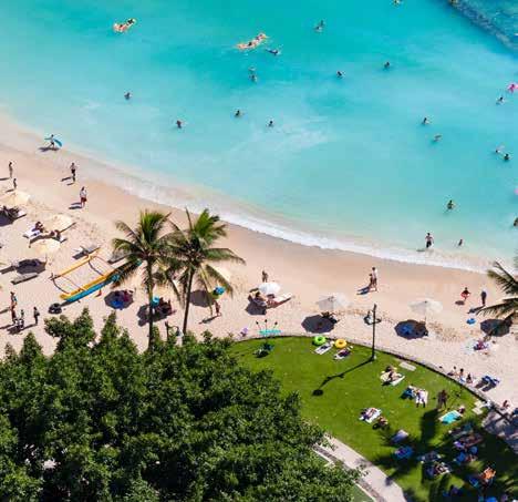 Maui Honolulu legendás, 2,5 km hosszú tengerpartja, Waikiki napközben a strandolásé és a vízisportoké, este a szórakozásé.