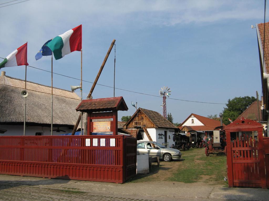 A Hajdu Ráfis János Mezőgazdasági Gépmúzeum főudvara Kádár Zoltán múzeumvezető emlékezett, hogy a kezdetkor, 1999-ben még csak vendégként volt itt azóta sok idő eltelt.