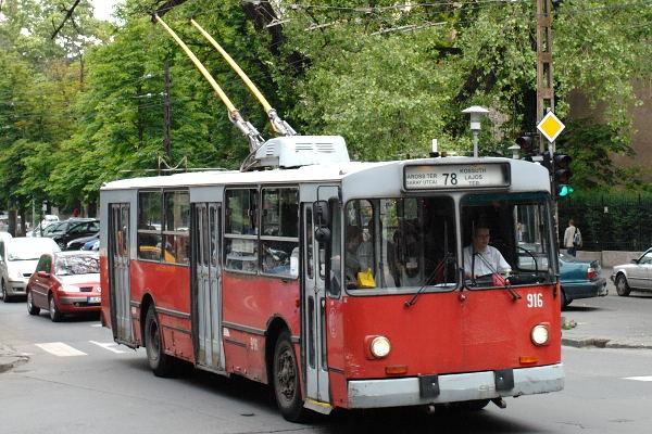 Ekkor az áram irányát megfordítják így továbbfordul Dél-Északi irányba, és így tovább az áram hatására folyamatosan forog a mágneskeretben.