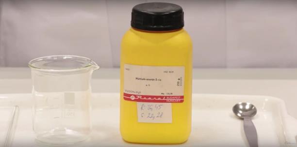 F. Kísérletezz! MELEG JÉG előállítása Laborban, tanárfelügyelettel végezd el az alábbi kísérletet! Mérjetek ki egy edénybe 10 g nátrium-acetátot és adjatok hozzá 1,5 ml vizet.