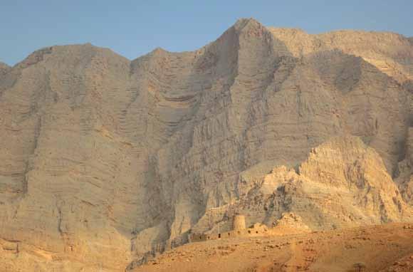 A kipusztulás határán Ra sz al-khaima az Egyesült Arab Emírségek északi részén, az Ománhoz tartozó Muszandam-félsziget határán található hegyvidéki emírség.