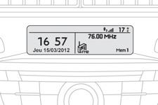 A működés ellenőrzése C monokróm képernyő (Autórádió / Bluetooth) Kijelzés a képernyőn Vezérlőgombok Főmenü A képernyő az alábbi információkat jeleníti meg: - pontos idő, - dátum, - külső hőmérséklet