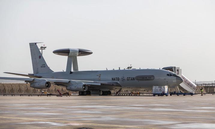 Olasz carabiniere képzi az iraki szövetséges rendőrség tagjait a bagdadi Camp Dublinban NATO AWACSrepülőgép bevetésre vár az ISIS elleni globális koalíció kötelékében ISAF Az iraki beavatkozás Fontos