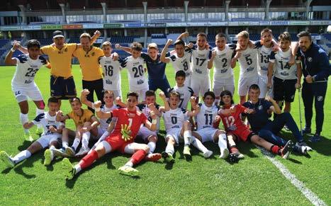 BAJNOKCSAPAT U12 Már három fordulóval a vége előtt megszerezte a bajnoki címet az U15-ös csapatunk. AZ ORSZÁG LEGJOBBJAI 27 meccs, 23 győzelem, 91 rúgott és mindössze 19 kapott gól.