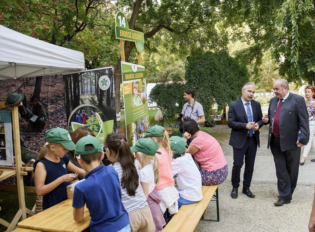 Én magam is részt vettem szeptemberben a budapesti Erdővarázs rendezvényen, ahol az erdők világát, értékeit és az erdészek természetmegőrző munkáját mutatták be az állami erdőgazdaságok.