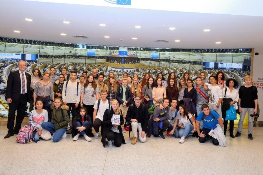 Végezetül az Erasmus + diákok meglátogatták az Európa Parlamentet Brüsszelben Axel Voss, Európa Parlamenti képviselő, parlamenti látogatásunk alkalmával a jelenlévő diákokat felszólította: Szóljatok