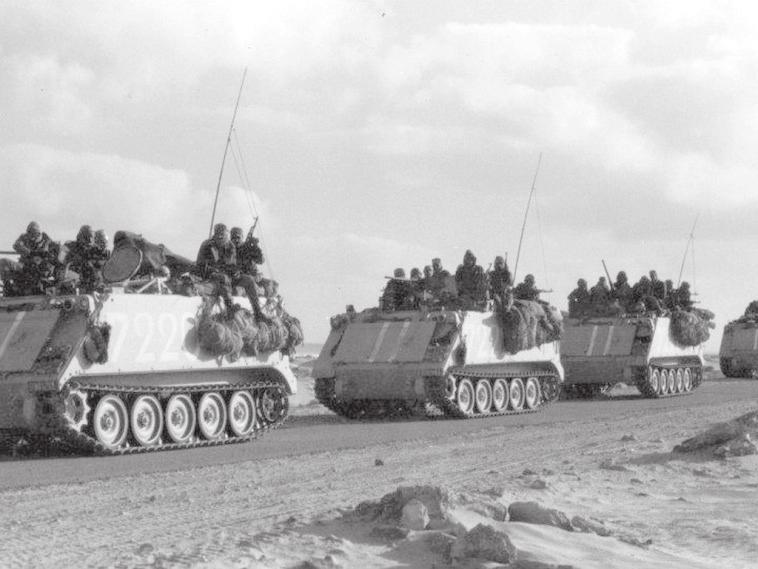 < 3. kép: Marokkói harckocsi oszlop menetben (Ejercito de Liberacion Popular Saharaui ELPS). 17 A szaharáviak a fegyveres szervezetük kiépítésekor felhasználták az algériai és vietnámi modelleket is.