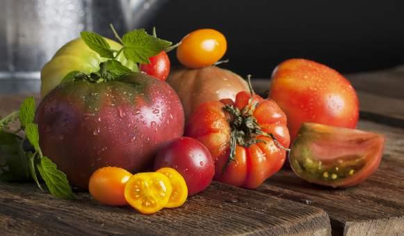 Tíz tény, amit érdemes tudni a paradicsomról 1. Nem is zöldség, hanem gyümölcs! Biológia szempontból a piros, érett bogyói ugyanis annak számítanak, de ettől még nekünk úgy jó, ahogy van: zöldségként.