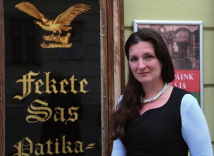Burgetti Lászlóval, a patika tulajdonosával és vezetőjével, a vértesacsai Kazay Gyógyszerészeti Alapítvány kuratóriumi tagjával a kiállítás megnyitóján beszélgettünk.