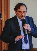 része a gyógyszerélelmiszer interakciók, a funkcionális táplálkozás és az adherencia (nonadherencia) összefüggéseiről szól.