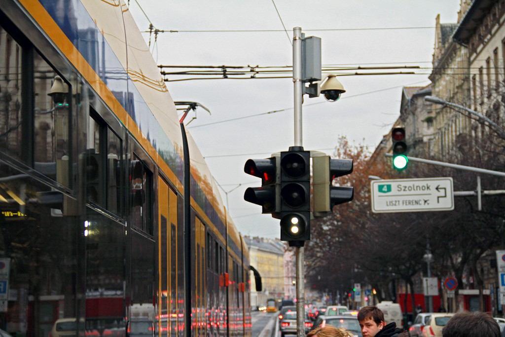 Jelzőlámpás csomópontok Főbb paraméterek, jellemzők: - Csomópont áteresztő-képessége - Alkalmazott periódusidő