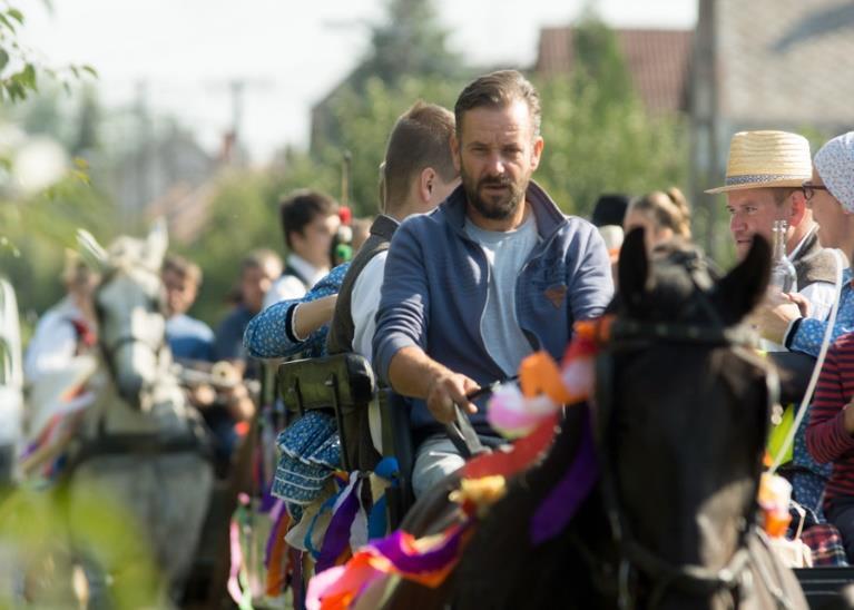 Gyótapusztán búcsúi tekeverseny köré szerveződtek a programok szentmisével, Máté Ferencné Bebics Zsuzsanna természetfotóiból nyílt kiállítással,