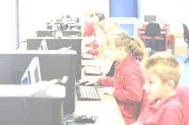 Year eight is too late Egyesült Királyság, 2014 szepte ertől Nagy-Brita ia elsőké t ké yszeríti arra a lakosságát, hogy megtanuljanak programozni 74% az IKT oktatóknak nem érzi felkészültnek magát a