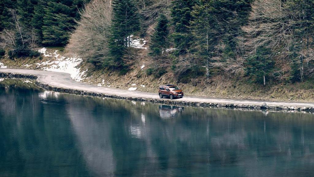 TARTOZÉKOK A Peugeot a dizájn határait feszegetve olyan tartozékok széles választékát fejlesztette, illetve válogatta ki Önnek, amelyek tökéletesen illeszkednek autójához.