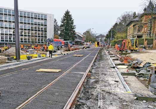 A kész villamosvágány a körforgalom betonozása előtt Részletrajz 1:10 léptékű, villamosvágány teknő a megállóban, a felszínig betonból építve AC 8 N fedőréteg AC 16 N alsó aszfaltréteg tükör,