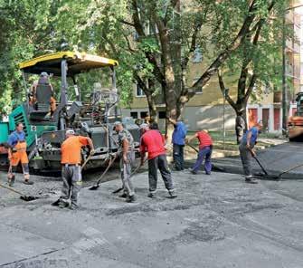 Hiszen a hazaérkezés és a parkolás kényelme nagyon fontos nyilatkozta Kiss János. Az aszfaltozás a két belvárosi képviselő összefogásával készült el.