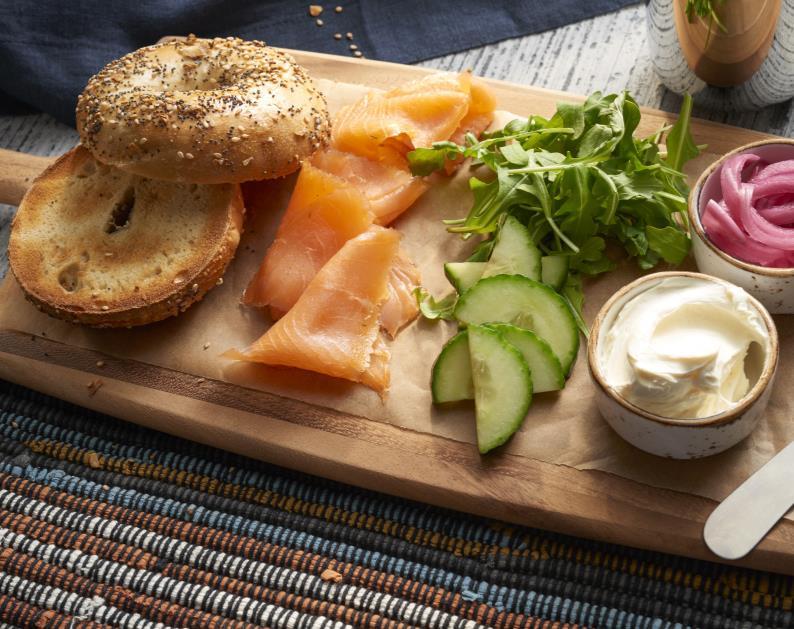 BAGEL HUF 3 150 Smoked salmon, cucumber and apple relish, tomato, mustard and horseradish mayo, french fries, coleslaw Füstölt lazac, uborkás almás relish, paradicsom, mustáros tormás majonéz,
