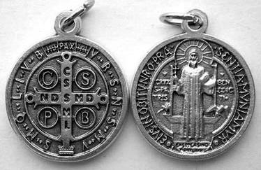 A MEDÁLRÓL Szent Benedek medáljának eredete igen régre nyúlik vissza. Bizonyos, hogy már 1000 körül nagyon népszerű volt, mert maga IX. Szent Leó pápa is meggyógyult általa, még fiatal korában: :.,. Hivatalosan először XIV.
