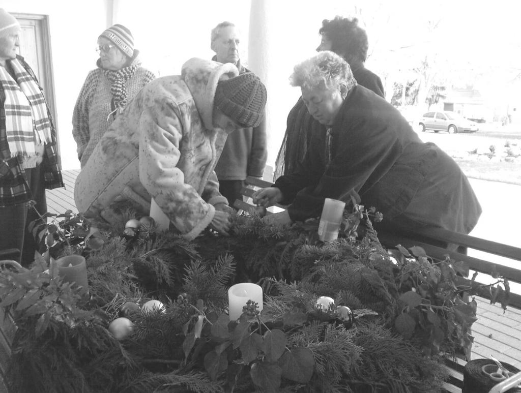 2 2010. DECEMBER XVI. ÉVFOLYAM 7. SZ. TÓTH GYÖRGY A városi karácsony illata A város szélén kicsi ház, benne lakik a horgász. Györgyi néni süt, fõz, várja, Jöjjön már a kis családja.