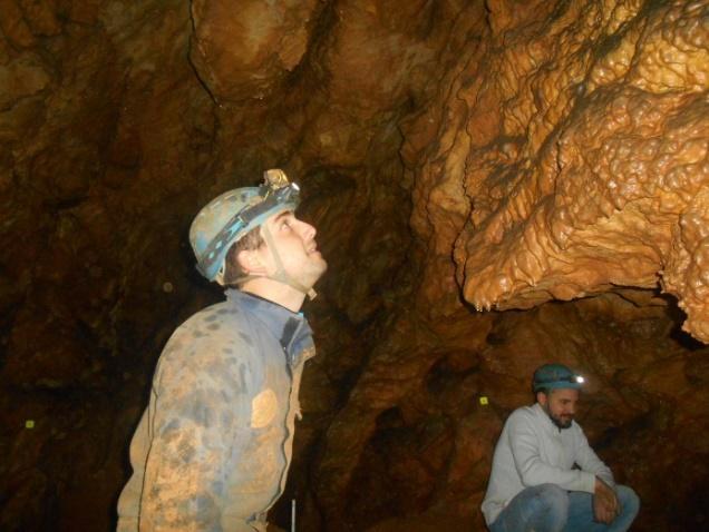 Geológiai vázlat és kutatástörténet A Szentgáli-kőlik Szentgál községtől délkeletre 1 km távolságban, a Mecsek-hegy nyugati lejtőjén nyílik 380 méter tengerszint feletti magasságban.