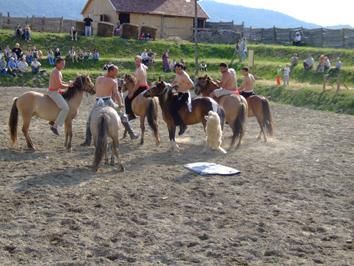 érvényesek. A játék helyszíne a lovas gödör. Egyszerre két, 3-3 fős csapat küzd egymás ellen. A csapatokat a játékosok derekára kötött különböző színű szalagok alapján különböztethetik meg.