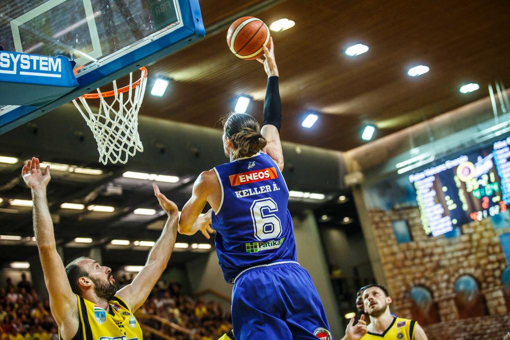 Közel két percig egyik oldalon sem született kosár, aztán Pointer büntetőkből köszönt be. 6-0-val nyitott az Alba, három és fél perc után, 56-50-nél időt kért a Falco.