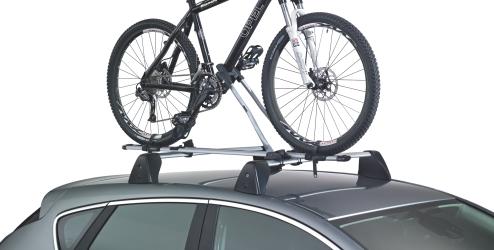 93165519 17 32 140 Könnyen kezelhető kerékpártartó akár 2 kerékpár tetőn történő szállításához.