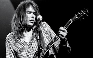 00 október 27. vasárnap 19.00 NEIL YOUNG SÉTÁNY NYS KLUBKONCERT A Neil Young Sétány a kezdetektől a legújabb dalokig Sülyi Péter magyar fordításában énekli Neil Young híres és álomszép slágereit.