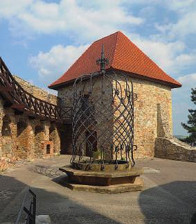 Vazul torony Vazul volt István király unokatestvére, aki 1031-ben a magyar királyi trón jogos örököse
